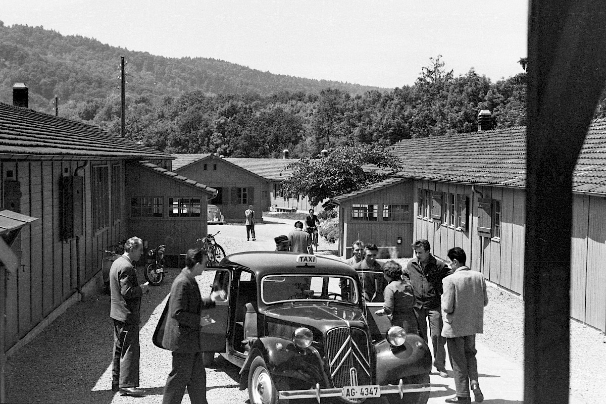 Rund 1'500 Männer leben teils mit ihren Familien im Barackenquartier auf dem Brisgi (Quelle: Der BBC-Wohnungsbau 1895 bis 1975, Archiv ABB).